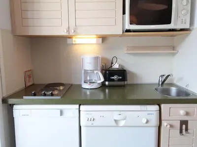 a kitchen counter with a blender and a microwave at Studio cosy 4 pers. au pied des pistes avec balcon - Proche centre et commodités - FR-1-572-151 in Arâches-la-Frasse