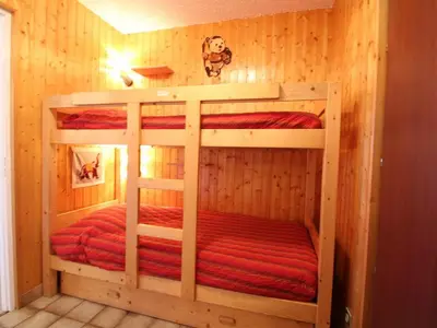 a bedroom with two bunk beds in a cabin at 2P tout confort face aux pistes, proche commerces, 6 couchages, balcon S-E, parking, casier à skis - FR-1-572-97 in Arâches-la-Frasse