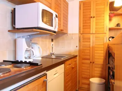 a kitchen with a microwave and a counter top at 2P tout confort face aux pistes, proche commerces, 6 couchages, balcon S-E, parking, casier à skis - FR-1-572-97 in Arâches-la-Frasse