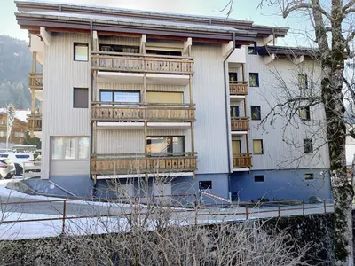 a apartment building with a balcony on the side of it at Studio 4 pers. au pied des pistes, balcon, parking, Wi-Fi, proche commerces - FR-1-572-238 in Arâches-la-Frasse