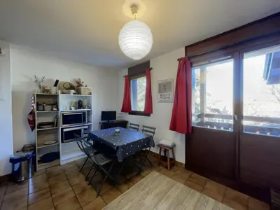 a room with a table and chairs and a window at Studio 4 pers. au pied des pistes, balcon, parking, Wi-Fi, proche commerces - FR-1-572-238 in Arâches-la-Frasse