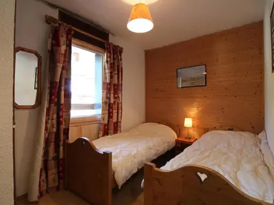 a bedroom with two twin beds and a window at 3 pièces pour 6 personnes face aux pistes et commerces, stationnement inclus - FR-1-572-190 in Arâches-la-Frasse