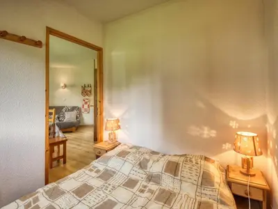 a bedroom with a bed and two lamps and a mirror at Bel appartement familial aux pieds des pistes - FR-1-642-73 in Morillon