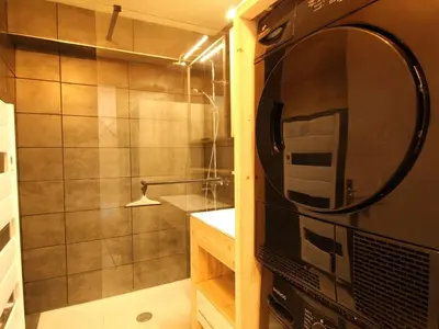 a small bathroom with a shower and a microwave at Appartement Duplex 4 pièces pour 6 pers, sur les pistes avec WiFi et parking, proche commerces - FR-1-572-62 in Arâches-la-Frasse
