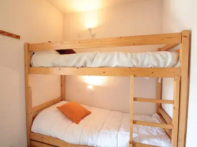 two bunk beds in a small room at Studio 4 pers à 100m des pistes, proche commerces - FR-1-572-219 in Arâches-la-Frasse