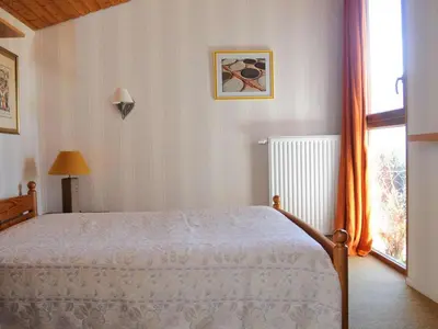 a bedroom with a bed and a window at Chalet 3 chambres, 8 pers, terrasse sud, proche remontées, équipements complets - FR-1-572-216 in Arâches-la-Frasse