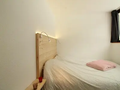 a bedroom with a bed with a wooden headboard at Appartement rénové 3 pièces - 6 pers - Balcon Sud - Résidence Sirius à Flaine Forêt - FR-1-687-5 in Arâches-la-Frasse