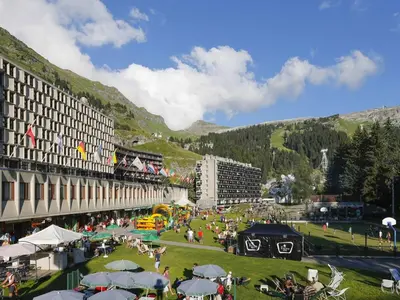 a group of people standing in a field with umbrellas at Studio rénové à Flaine Forêt - 5 pers, proche des pistes et commerces, balcon sud, casier à skis - FR-1-687-24 in Arâches-la-Frasse