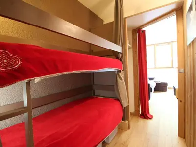 a room with two bunk beds with a red rug at Studio rénové 4 pers, Résidence Andromède, Flaine Forêt, à 300m des pistes et 140m des commerces - FR-1-687-26 in Arâches-la-Frasse