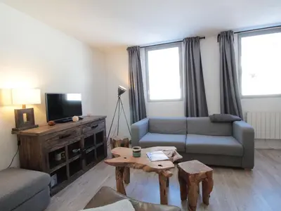 a living room with a couch and a tv at Appartement 3 pièces pour 6 personnes à 350m des pistes – Résidence Petite Ourse, Flaine Forêt - FR-1-687-16 in Arâches-la-Frasse