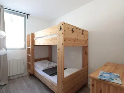a wooden bunk bed in a room with a desk at Appartement 3 pièces pour 6 personnes à 350m des pistes – Résidence Petite Ourse, Flaine Forêt - FR-1-687-16 in Arâches-la-Frasse