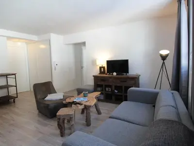 a living room with a couch and a table at Appartement 3 pièces pour 6 personnes à 350m des pistes – Résidence Petite Ourse, Flaine Forêt - FR-1-687-16 in Arâches-la-Frasse