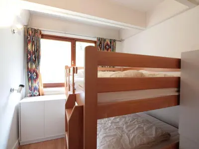 a bedroom with two bunk beds and a window at Appartement Rénové - 2 Pièces, 6 Pers, Pied des Pistes - Résidence Cassiopée, Flaine Forum - FR-1-687-32 in Arâches-la-Frasse