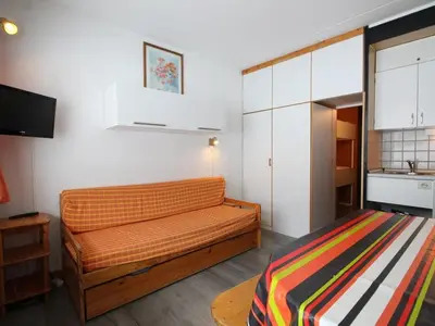 a small room with a bed and a kitchen at Studio pour 4 personnes, résidence Bellatrix, Flaine Front de Neige, accès direct aux pistes - FR-1-687-45 in Arâches-la-Frasse