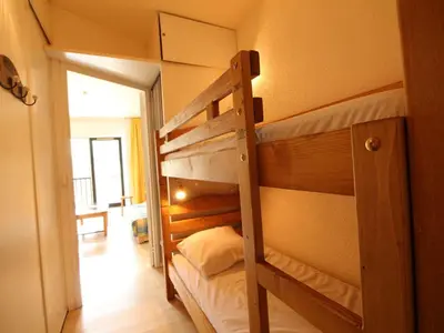 a bedroom with two bunk beds in a room at Studio 4 pers, proche pistes, animaux bienvenus - FR-1-687-37 in Arâches-la-Frasse
