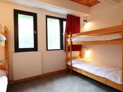 a bunk bed room with two bunk beds and windows at Appartement 3 pièces pour 8 pers, au pied des pistes – Résidence Aldebaran, Flaine Forum - FR-1-687-57 in Arâches-la-Frasse