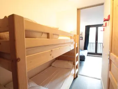 a room with bunk beds in a room at Studio lumineux avec balcon et vue sur pistes, animaux admis - FR-1-687-61 in Arâches-la-Frasse