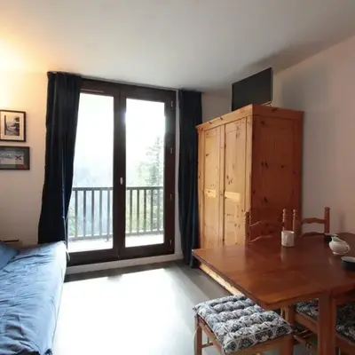 Studio lumineux avec balcon et vue sur pistes