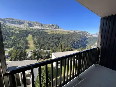a balcony with a view of a mountain at Studio pour 4 pers., proche pistes et commerces, balcon sud, à Flaine Forêt - FR-1-687-66 in Arâches-la-Frasse
