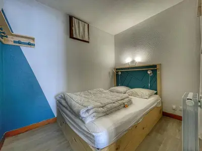 a small bedroom with a bed in a room at Charmant Studio Cabine avec Coin Montagne pour 5 Pers., Résidence Doris, Proche Pistes et Commerces. - FR-1-687-62 in Arâches-la-Frasse