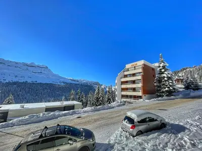 two cars parked in the snow in front of a building at Charmant Studio Cabine avec Coin Montagne pour 5 Pers., Résidence Doris, Proche Pistes et Commerces. - FR-1-687-62 in Arâches-la-Frasse