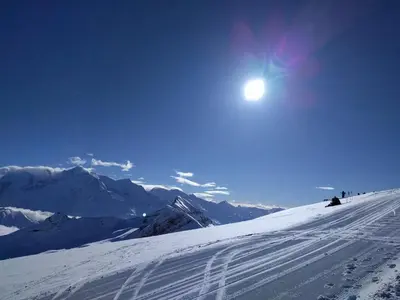 a group of people skiing down a snow covered mountain at Appartement 2 pièces pour 6 personnes, au pied des pistes – Résidence Aldebaran, Flaine Forum - FR-1-687-95 in Arâches-la-Frasse
