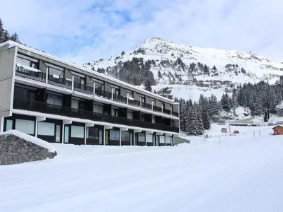 a building in the snow with a mountain at Studio 4 pers. sur les pistes à Flaine, parking, casier à skis, terrasse - FR-1-687-75 in Arâches-la-Frasse