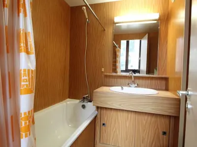 a bathroom with a sink and a tub and a mirror at Appartement 2 Pièces 6 Personnes, Balcon, proche Pistes et Commerces, Flaine Forêt - FR-1-687-77 in Arâches-la-Frasse