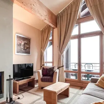 South facing 2-bed apartment with fireplace