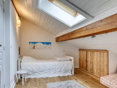 a bedroom with a bed and a skylight at Appartement lumineux 2 chambres proche centre, animaux admis, parking, WiFi - FR-1-453-296 in Megève