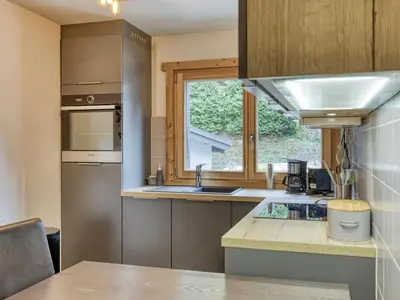 a kitchen with a sink and a window at Appartement lumineux 2 chambres proche centre, animaux admis, parking, WiFi - FR-1-453-296 in Megève