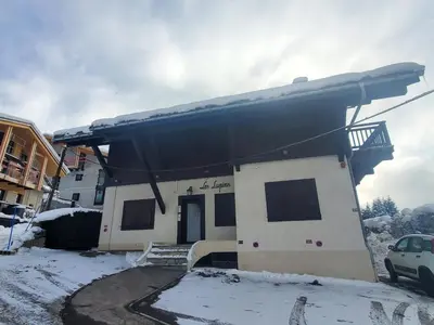 a building with a snow covered roof on it at Appartement lumineux 2 chambres proche centre, animaux admis, parking, WiFi - FR-1-453-296 in Megève