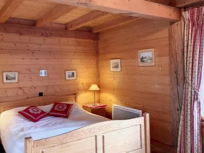 a bedroom with a bed in a log cabin at Chalet rénové 3 étoiles, 14 pers, vue Mont Blanc, Wifi - FR-1-560-102 in Cordon