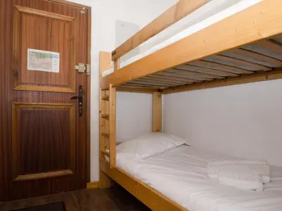 a bedroom with two bunk beds and a door at Studio cosy avec Wifi au pied des pistes - 4 pers. - FR-1-343-154 in Chamonix-Mont-Blanc