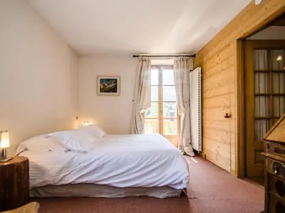 a bedroom with a white bed and a window at Appartement spacieux à Chamonix, 3 chambres, WiFi - FR-1-343-176 in Chamonix-Mont-Blanc