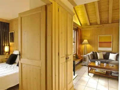 a bedroom with a bed and a couch in a room at Bel appartement 3 étoiles avec parking et wifi, proche pistes à Chamonix - FR-1-343-168 in Chamonix-Mont-Blanc