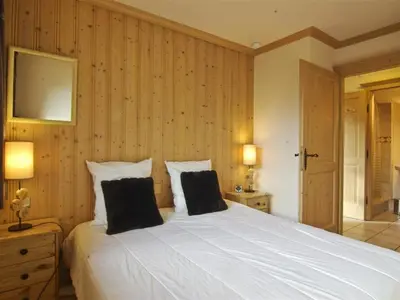a bedroom with a large white bed with two pillows at Bel appartement 3 étoiles avec parking et wifi, proche pistes à Chamonix - FR-1-343-168 in Chamonix-Mont-Blanc