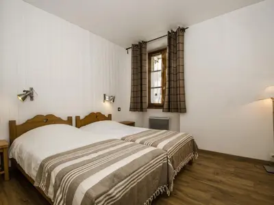 a bedroom with a large bed and a window at Appartement Chamonix 3* - 4 pers. + Animaux admis - FR-1-343-216 in Chamonix-Mont-Blanc