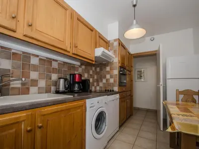 a kitchen with a washing machine and a washer at Appartement Chamonix 3* - 4 pers. + Animaux admis - FR-1-343-216 in Chamonix-Mont-Blanc