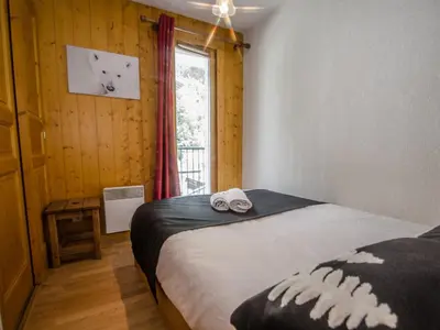 a bedroom with a bed and a window at Appartement calme 3 étoiles avec Wi-Fi et parking, Chamonix - FR-1-343-212 in Chamonix-Mont-Blanc