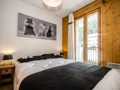 a bedroom with a large bed and a window at Appartement calme 3 étoiles avec Wi-Fi et parking, Chamonix - FR-1-343-212 in Chamonix-Mont-Blanc