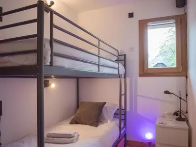 a bedroom with two bunk beds and a window at Bel appartement 3 étoiles aux Praz de Chamonix, près du téléphérique de la Flégère - FR-1-343-213 in Chamonix-Mont-Blanc