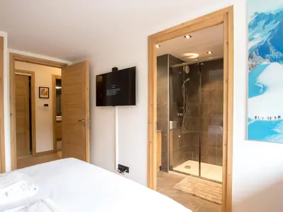 a bedroom with a shower and a bed in a room at Bel appartement 3 étoiles aux Praz de Chamonix, près du téléphérique de la Flégère - FR-1-343-213 in Chamonix-Mont-Blanc