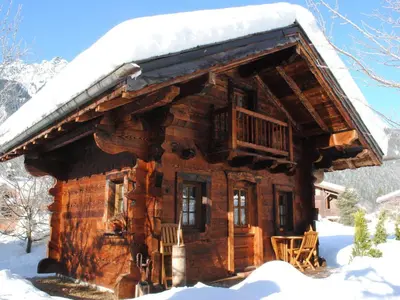 a log cabin with snow on the roof at Charmant mazot avec jardin, animaux admis, parking, wifi - FR-1-343-215 in Chamonix-Mont-Blanc