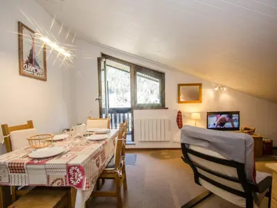 a dining room with a table and chairs at Bel appartement 4 pers avec parking et balcon à Chamonix - FR-1-343-214 in Chamonix-Mont-Blanc