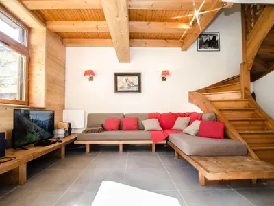 a living room with a couch and a tv at Chalet mitoyen aux pieds des pistes pour 6 pers., animaux admis, à Chamonix - FR-1-343-225 in Chamonix-Mont-Blanc