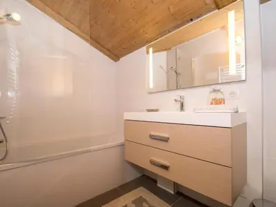 a bathroom with a sink and a shower at Chalet mitoyen aux pieds des pistes pour 6 pers., animaux admis, à Chamonix - FR-1-343-225 in Chamonix-Mont-Blanc