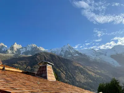 a roof of a house with mountains in the background at Chalet mitoyen aux pieds des pistes pour 6 pers., animaux admis, à Chamonix - FR-1-343-225 in Chamonix-Mont-Blanc