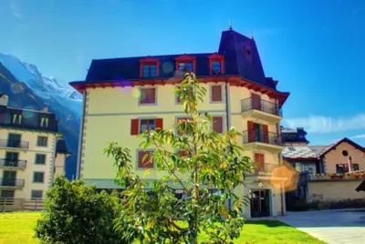 a large building with a roof on top of it at ALPES IV - Hyper Centre - Parking - 40m² in Chamonix-Mont-Blanc