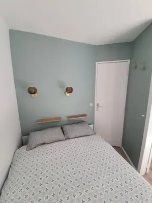a bedroom with a bed with two pillows on it at Superbe 2 pièces, centre vue Mont-Blanc avec balcon et parking gratuit in Chamonix-Mont-Blanc
